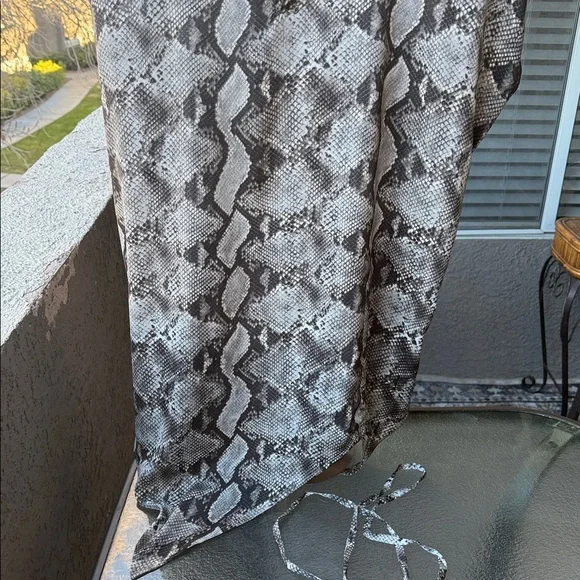 ORTTU, large,Snake Print asymmetrical Shirt for Men - Picture 10 of 12